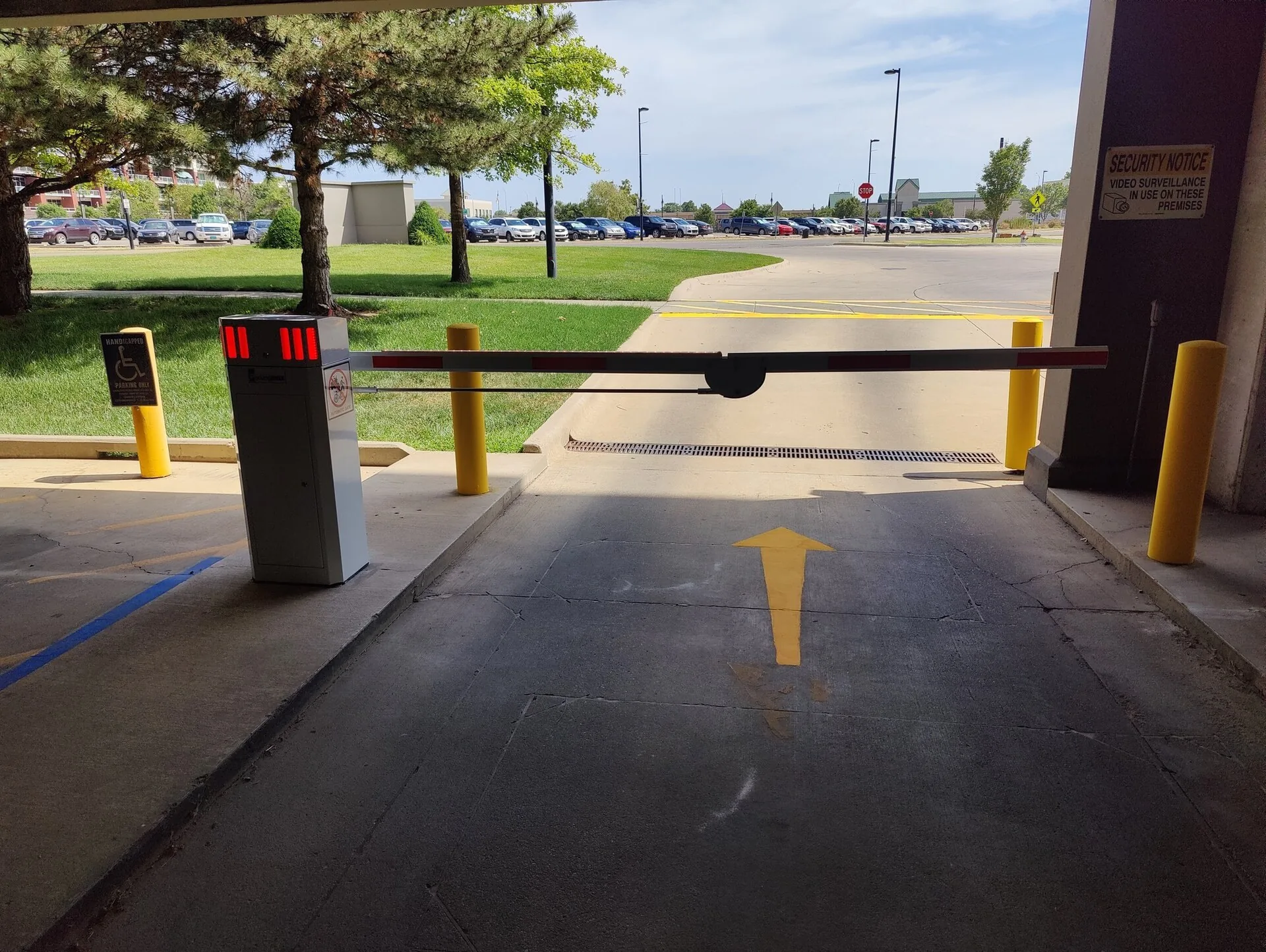 Parking barrier and entry column in daily operation